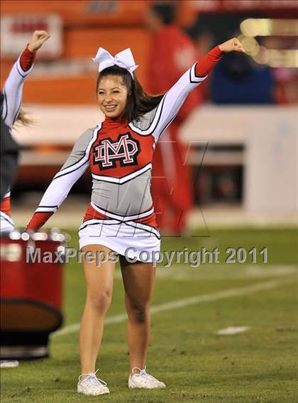 Thumbnail 2 in Mater Dei vs. Servite photogallery.