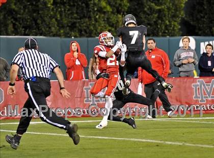 Thumbnail 1 in Mater Dei vs. Servite photogallery.