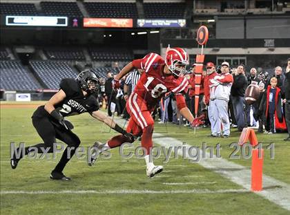Thumbnail 2 in Mater Dei vs. Servite photogallery.