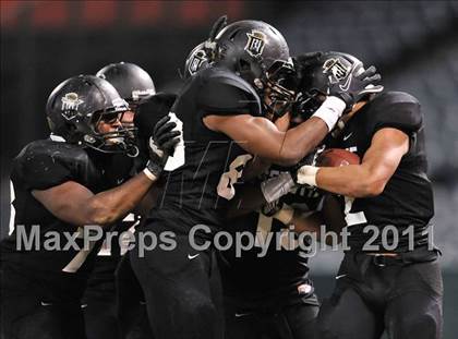 Thumbnail 2 in Mater Dei vs. Servite photogallery.