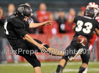 Thumbnail 2 in Mater Dei vs. Servite photogallery.