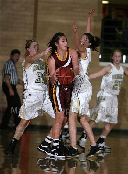 Thumbnail 2 in Monarch vs Bishop (Regis Jesuit Holiday Hoop Classic) photogallery.