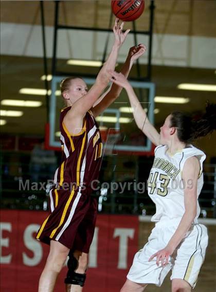 Thumbnail 2 in Monarch vs Bishop (Regis Jesuit Holiday Hoop Classic) photogallery.