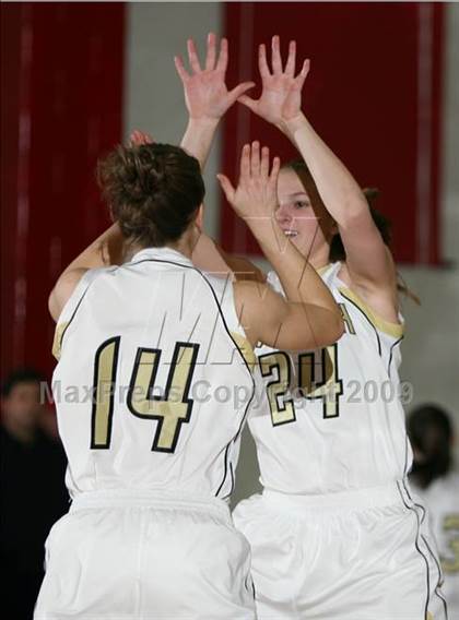 Thumbnail 2 in Monarch vs Bishop (Regis Jesuit Holiday Hoop Classic) photogallery.