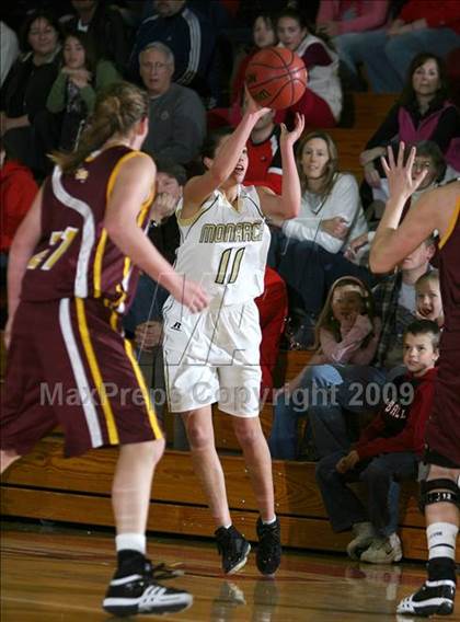 Thumbnail 2 in Monarch vs Bishop (Regis Jesuit Holiday Hoop Classic) photogallery.