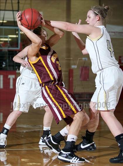 Thumbnail 1 in Monarch vs Bishop (Regis Jesuit Holiday Hoop Classic) photogallery.