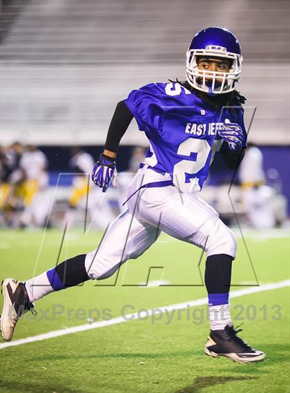 Thumbnail 2 in Neville vs East Jefferson (LHSAA Division 4A Semifinal) photogallery.