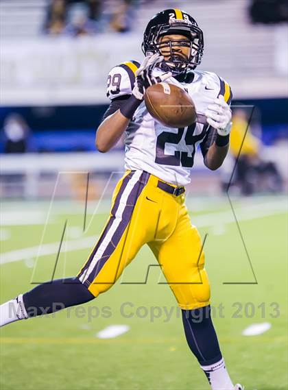 Thumbnail 3 in Neville vs East Jefferson (LHSAA Division 4A Semifinal) photogallery.