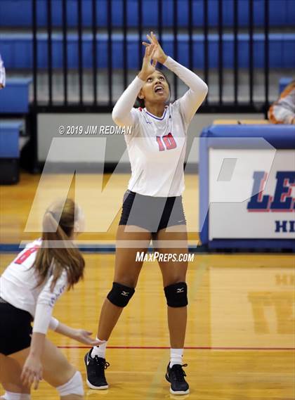 Thumbnail 1 in Rouse @ Leander photogallery.