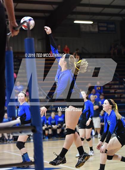 Thumbnail 2 in Bergman vs. Newport (AHSAA 3A 2nd Round Playoff) photogallery.