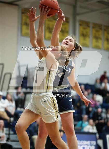 Thumbnail 3 in Sutherland vs. Our Lady of Mercy (Section 5 Class A Semifinal) photogallery.