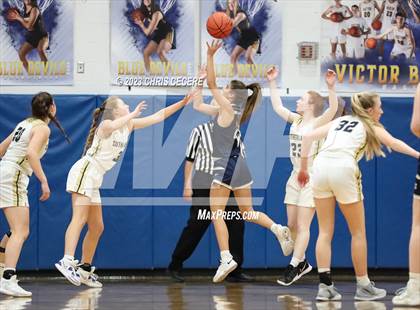 Thumbnail 2 in Sutherland vs. Our Lady of Mercy (Section 5 Class A Semifinal) photogallery.