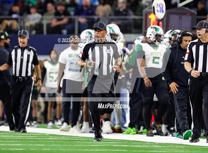 Thumbnail 2 in DeSoto vs. Summer Creek (UIL 6A D2 Football Final) photogallery.