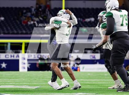 Thumbnail 1 in DeSoto vs. Summer Creek (UIL 6A D2 Football Final) photogallery.
