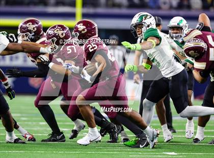 Thumbnail 3 in DeSoto vs. Summer Creek (UIL 6A D2 Football Final) photogallery.