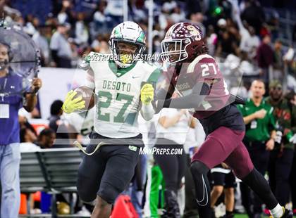 Thumbnail 3 in DeSoto vs. Summer Creek (UIL 6A D2 Football Final) photogallery.