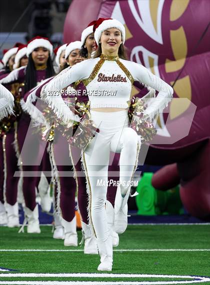 Thumbnail 1 in DeSoto vs. Summer Creek (UIL 6A D2 Football Final) photogallery.