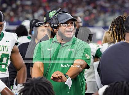 Thumbnail 3 in DeSoto vs. Summer Creek (UIL 6A D2 Football Final) photogallery.