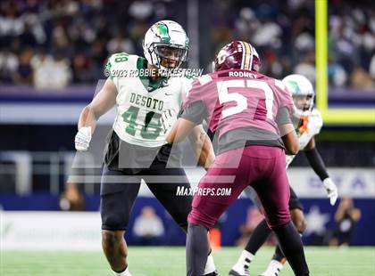 Thumbnail 1 in DeSoto vs. Summer Creek (UIL 6A D2 Football Final) photogallery.