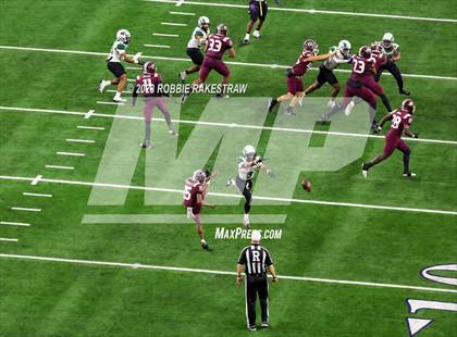 Thumbnail 1 in DeSoto vs. Summer Creek (UIL 6A D2 Football Final) photogallery.
