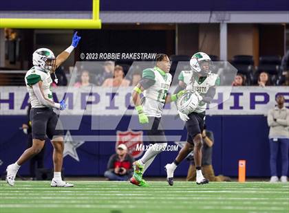 Thumbnail 2 in DeSoto vs. Summer Creek (UIL 6A D2 Football Final) photogallery.