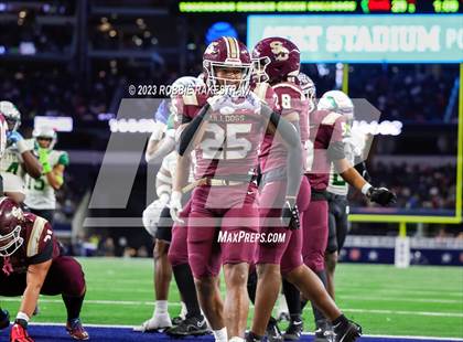Thumbnail 2 in DeSoto vs. Summer Creek (UIL 6A D2 Football Final) photogallery.