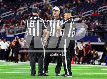 Thumbnail 1 in DeSoto vs. Summer Creek (UIL 6A D2 Football Final) photogallery.