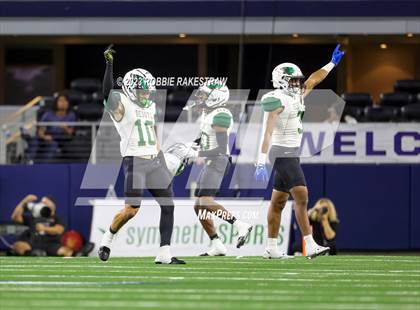 Thumbnail 1 in DeSoto vs. Summer Creek (UIL 6A D2 Football Final) photogallery.