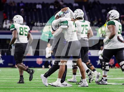 Thumbnail 2 in DeSoto vs. Summer Creek (UIL 6A D2 Football Final) photogallery.