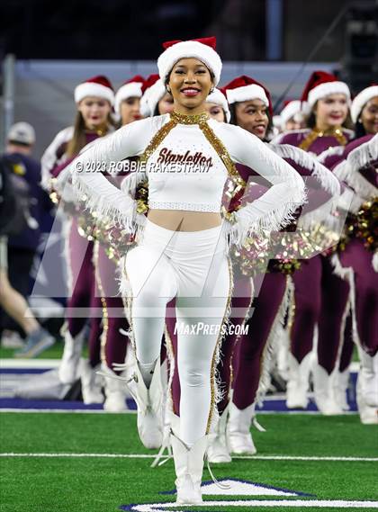 Thumbnail 2 in DeSoto vs. Summer Creek (UIL 6A D2 Football Final) photogallery.