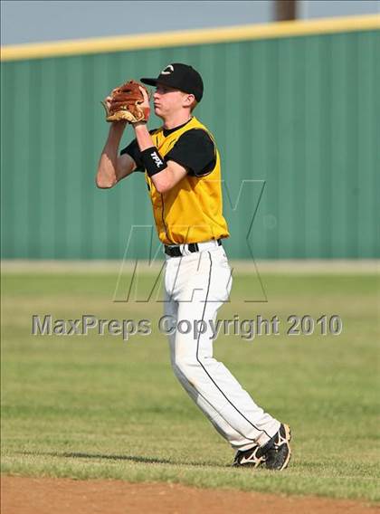 Thumbnail 3 in Cleburne vs Rockwall-Heath (Texas 4A Region ll Playoffs) photogallery.