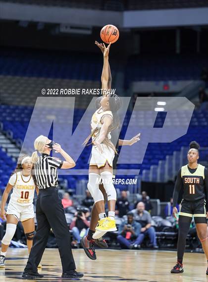 Thumbnail 2 in Summer Creek vs. South Grand Prairie (UIL 6A State Semifinal) photogallery.