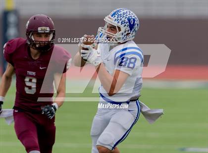 Thumbnail 3 in Veterans Memorial vs. Dripping Springs (UIL 5A Regional Semifinal Playoff) photogallery.