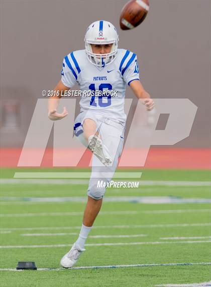 Thumbnail 2 in Veterans Memorial vs. Dripping Springs (UIL 5A Regional Semifinal Playoff) photogallery.
