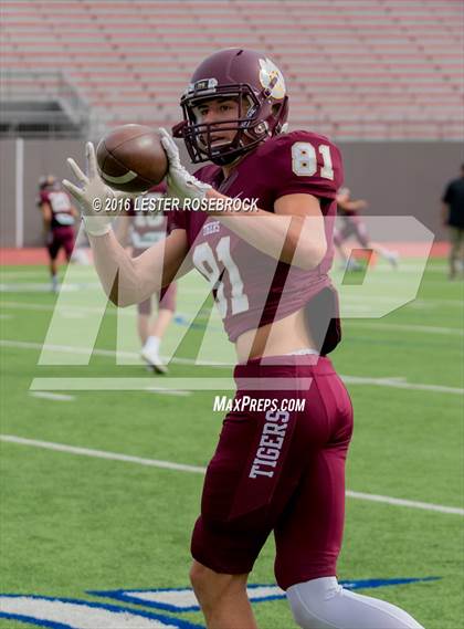 Thumbnail 1 in Veterans Memorial vs. Dripping Springs (UIL 5A Regional Semifinal Playoff) photogallery.