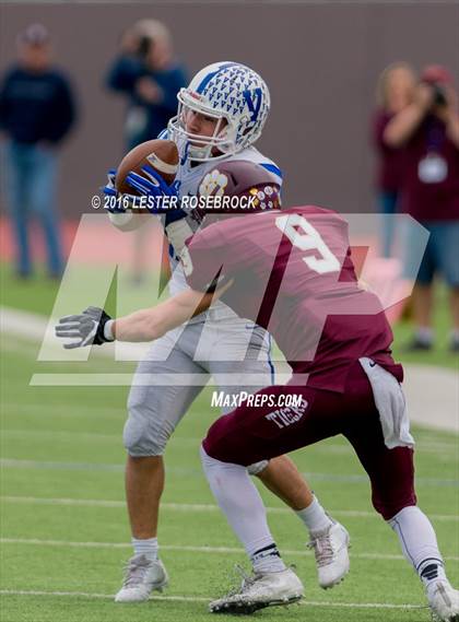 Thumbnail 3 in Veterans Memorial vs. Dripping Springs (UIL 5A Regional Semifinal Playoff) photogallery.