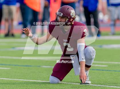 Thumbnail 2 in Veterans Memorial vs. Dripping Springs (UIL 5A Regional Semifinal Playoff) photogallery.