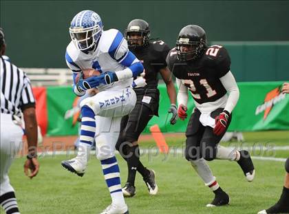 Thumbnail 3 in La Habra vs Tustin (CIF SS Southwest Championship) photogallery.