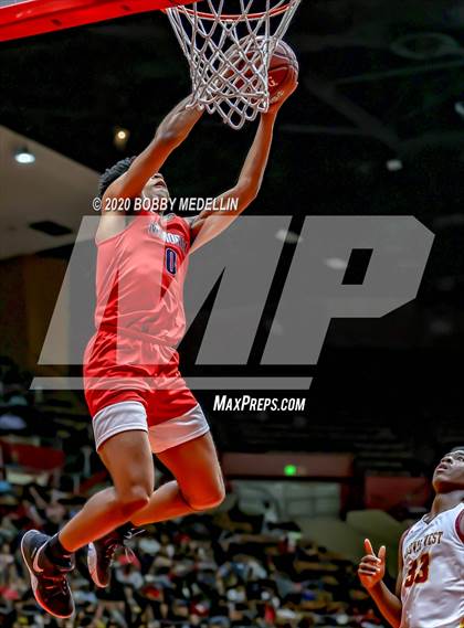 Thumbnail 3 in Clovis West vs. San Joaquin Memorial (CIF Open Division Central Section Championship) photogallery.