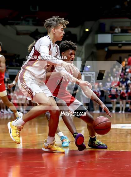 Thumbnail 2 in Clovis West vs. San Joaquin Memorial (CIF Open Division Central Section Championship) photogallery.