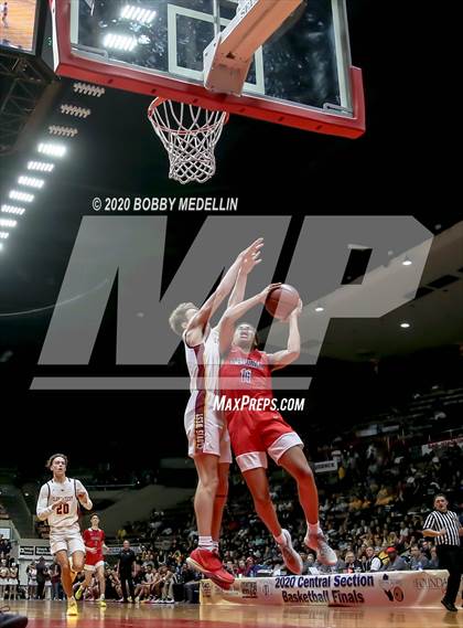 Thumbnail 2 in Clovis West vs. San Joaquin Memorial (CIF Open Division Central Section Championship) photogallery.