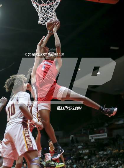 Thumbnail 2 in Clovis West vs. San Joaquin Memorial (CIF Open Division Central Section Championship) photogallery.