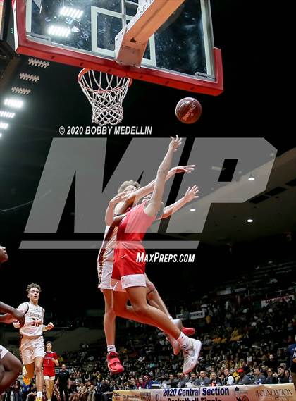 Thumbnail 2 in Clovis West vs. San Joaquin Memorial (CIF Open Division Central Section Championship) photogallery.