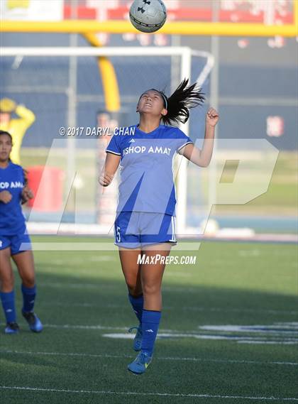 Thumbnail 3 in JV: Bishop Amat vs La Salle photogallery.