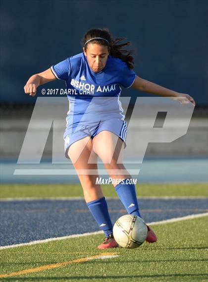 Thumbnail 1 in JV: Bishop Amat vs La Salle photogallery.