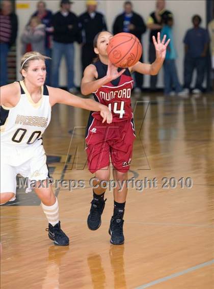 Thumbnail 3 in Munford vs Dyersburg (Dyersburg Tournament) photogallery.