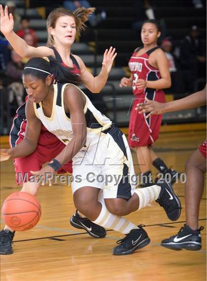 Thumbnail 3 in Munford vs Dyersburg (Dyersburg Tournament) photogallery.