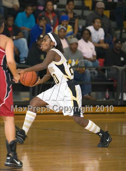 Thumbnail 3 in Munford vs Dyersburg (Dyersburg Tournament) photogallery.