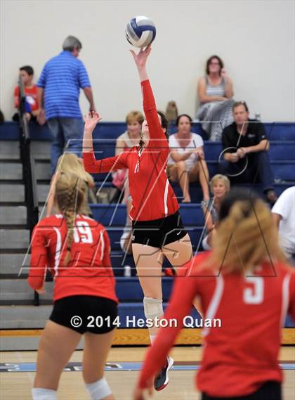 Thumbnail 3 in Mater Dei vs Tesoro (Mohs Classic) photogallery.