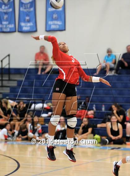 Thumbnail 3 in Mater Dei vs Tesoro (Mohs Classic) photogallery.